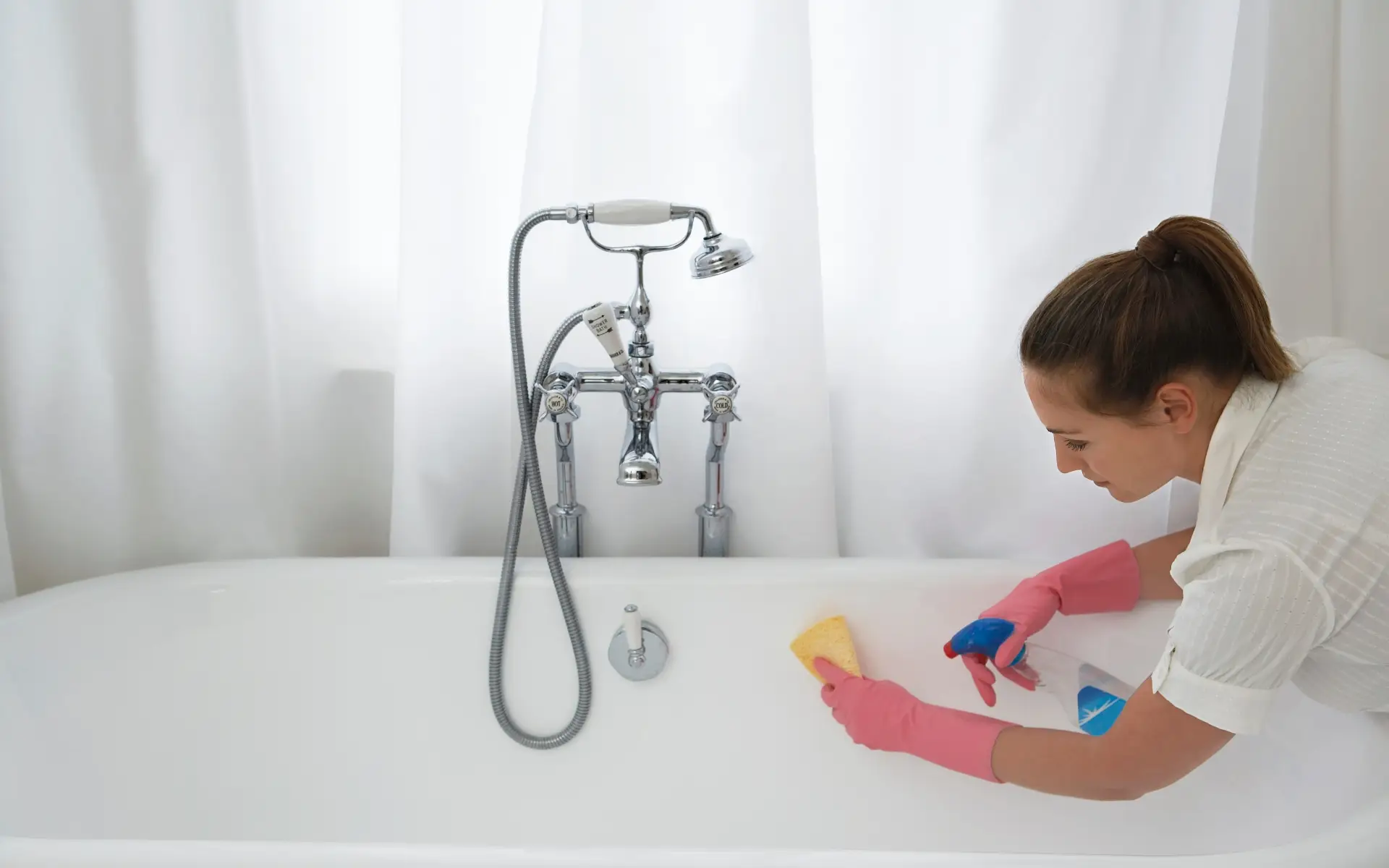 Bathtub-Cleaning